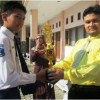 Pimpinan  SMP ITUS Saat Memberikan Ucapan Selamat Kepada Salah Seorang Perwakilan Tim Musikalisasi Puisi  